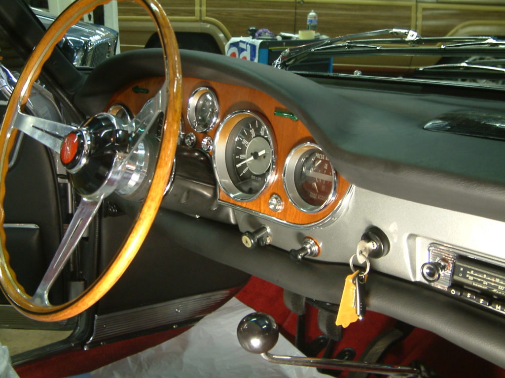 Gerestaureerd dashboard van een Fiat 2300S Coupe